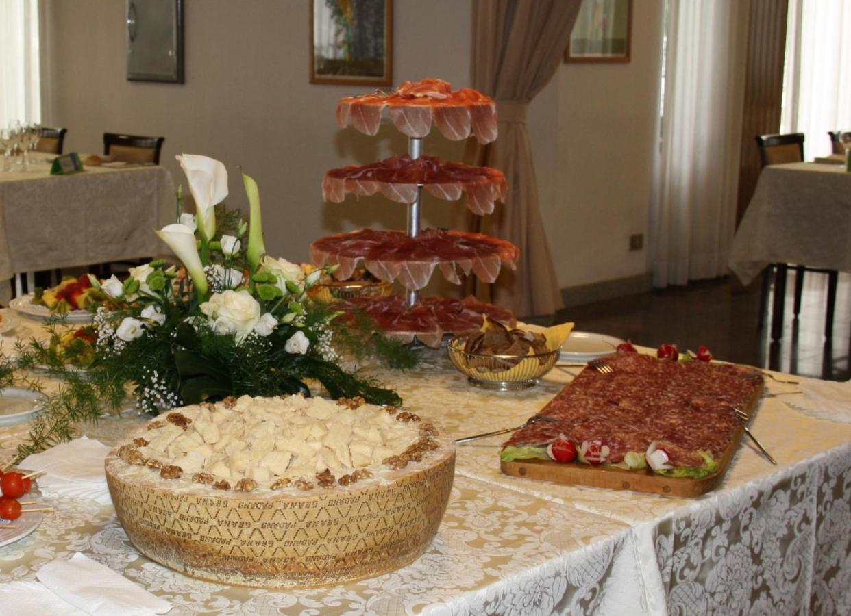 Albergo Ristorante Cicin Casale Corte Cerro Esterno foto